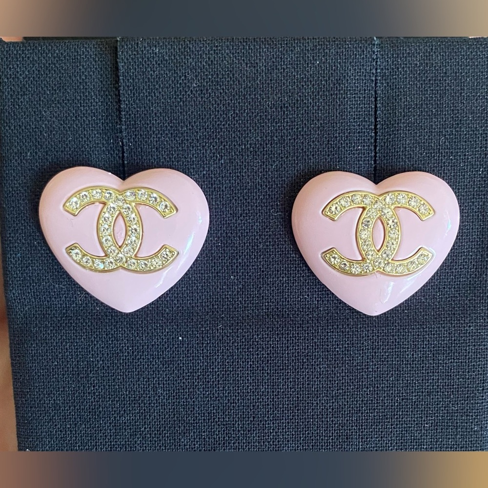 Fun pink heart earrings.